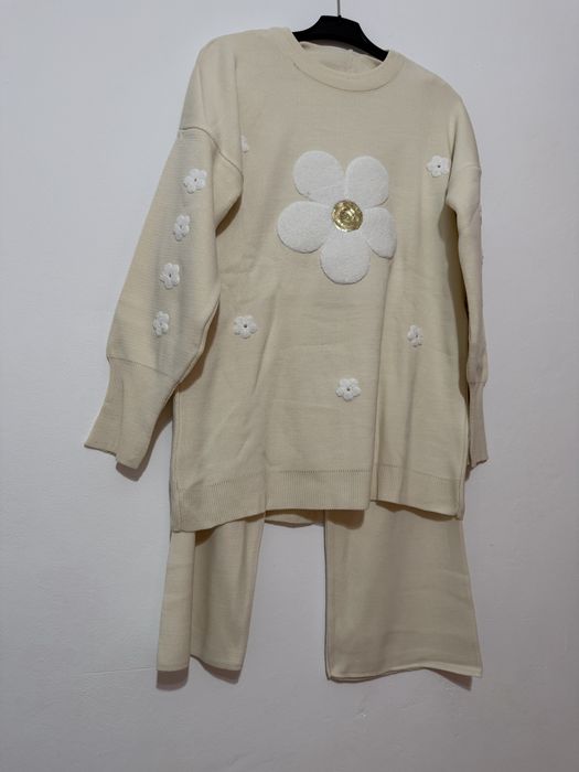 Compleu pantaloni si bluza tricot