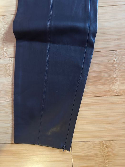 Pantaloni cu efect de piele Zara