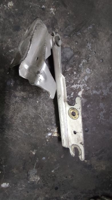 продам петля  капота мазда кронос