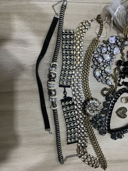 Обеци ,Колиета ,Гривни,Чанти, Раници