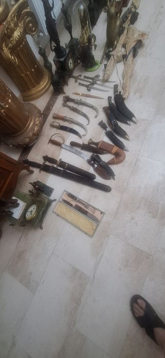 Antichități  ceasuri de pendule ,tablouri pe pînză  şi myulte alte obecte frumoase mzrită văzute