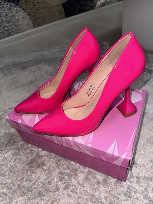 Ayyollar tufliysi. Pushti rangda