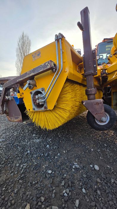 Unimog / Utilaj cu perie si bazin de apa U400