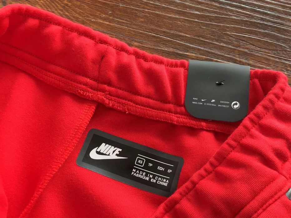 Nike Tech Fleece Rosu