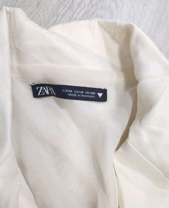 Кремава копринена рокля Zara с прегъваща талия за официалн