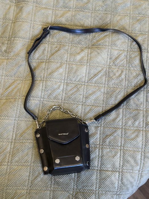 Малка кожена чанта с метални елементи