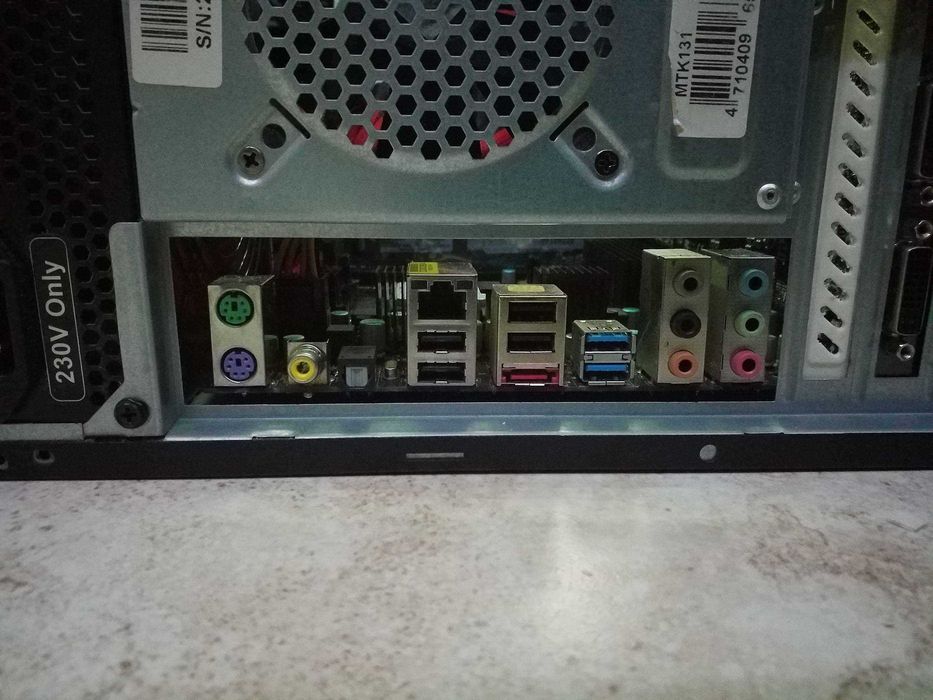 Универсална задна планка за компютърно дъно / компютър