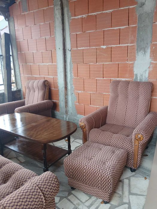 Холова гарнитура с 2 табуретки и маса