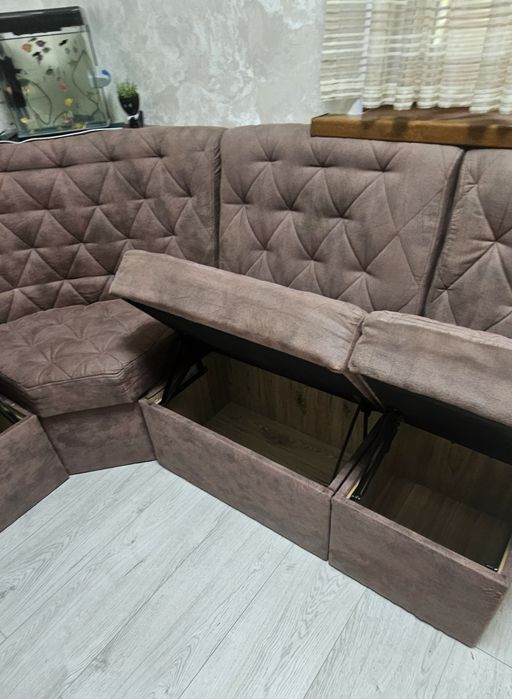 Продаётся диван уголок в отличном состояние.