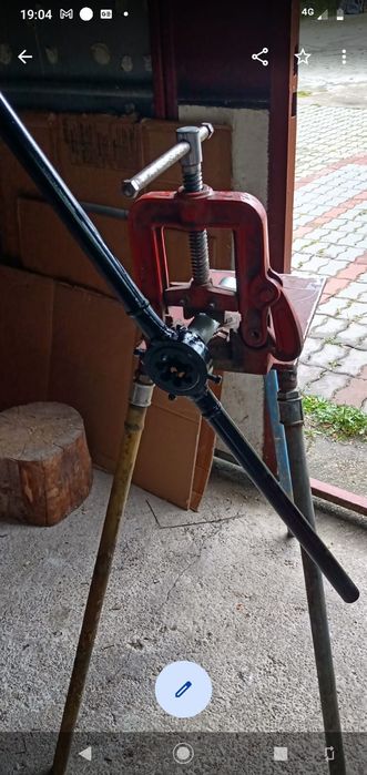 Vând banc de lucru,menghina,ghilotina,nicovala,nicovala pantofar chei, filiere apa, gaz,tarozi,filiere M 5-M27,suporți.