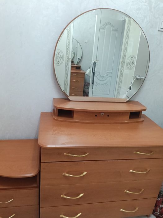 Продаю комод с зеркалом и тумбочкой