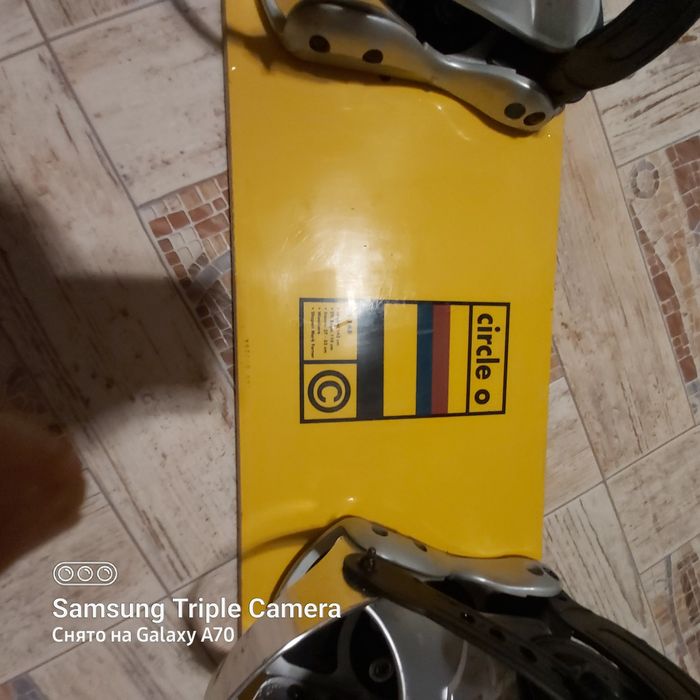 Сноуборд snowboard с креплениями.