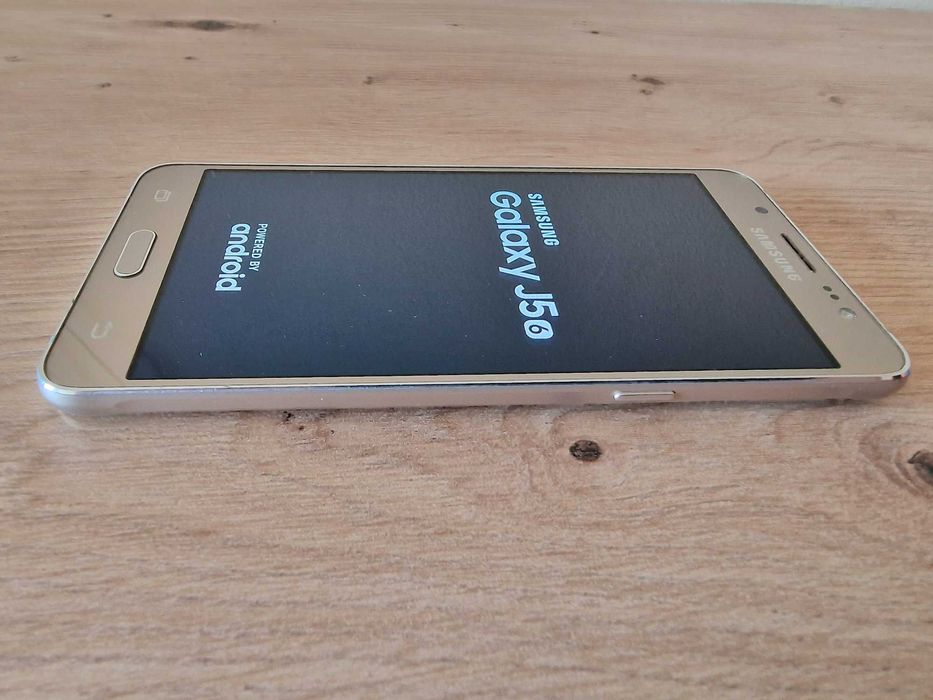 Телефон Samsung Galaxy J5