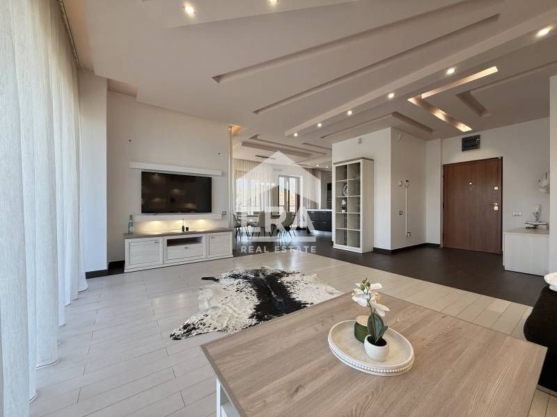 Луксозен четиристаен апартамент под наем с просторна тераса в комплекс