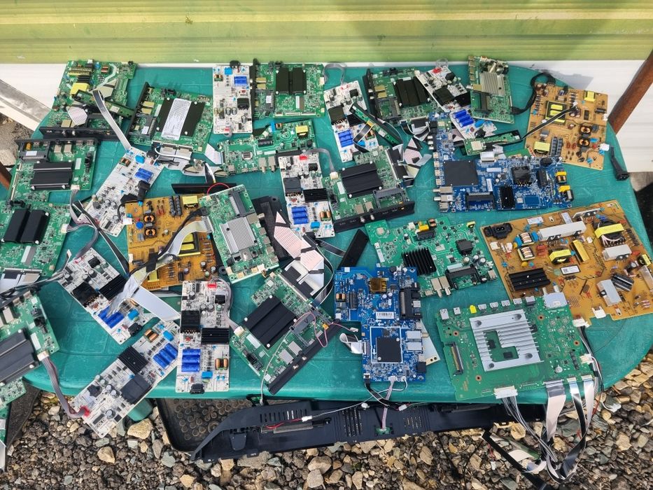 Piese provenite din tv-uri noi cu display-uri sparte