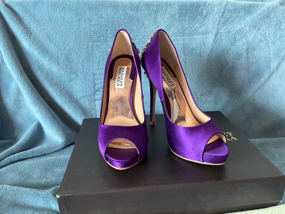 Нови изящни обувки  Badgley Mischka Kiara Purple Satin size 37