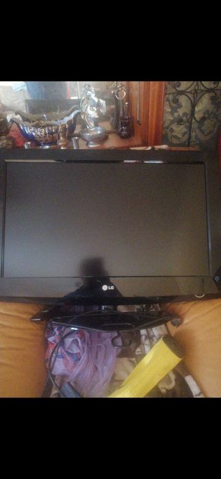 Vând TV LG diagonala 90 cm și haine la sac