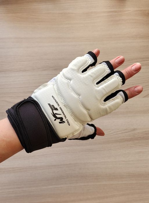 Спортивные перчатки для карате,тхэквандо ,мма.