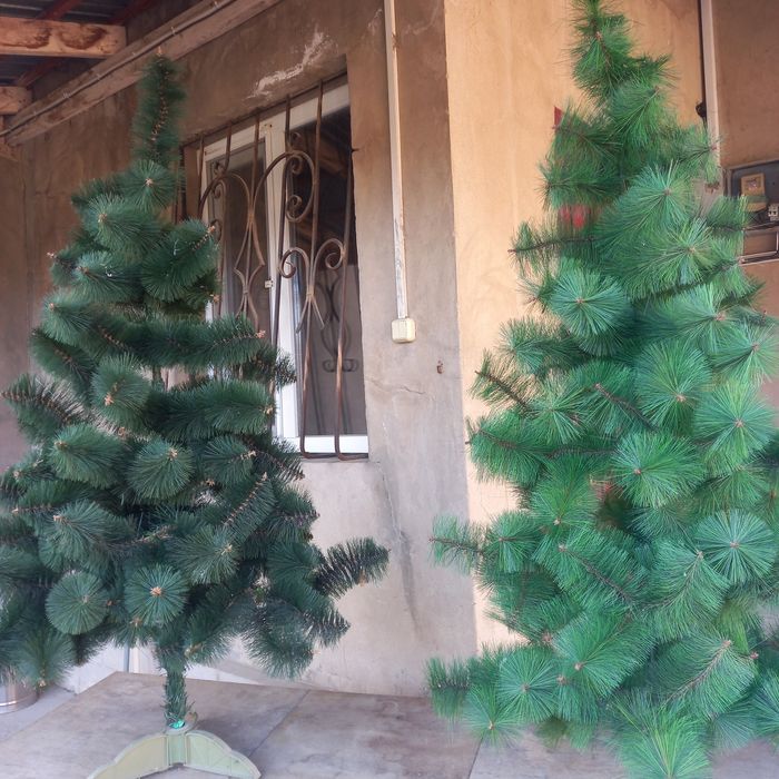 Продам искусственную новогодную елку 2шт. Высота по 1,5 метров