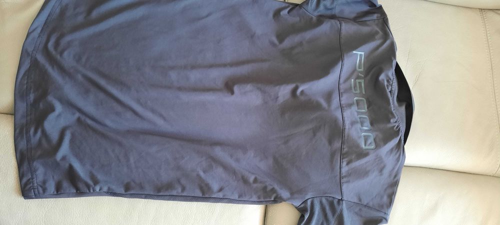 Футболка на мальчика фирменная.