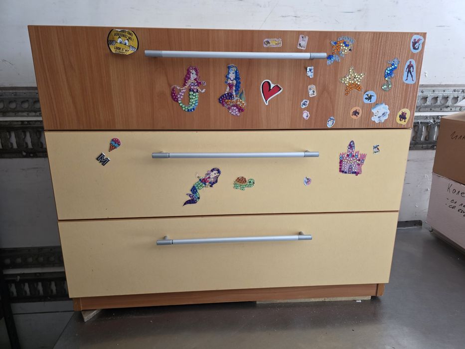 Продавам скрин с 3 чекмеджета – запазен