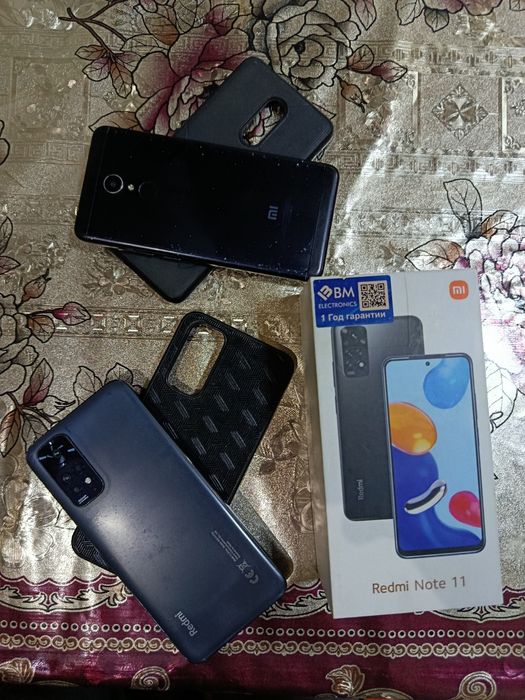 2 ta telefon srochni sotiladi