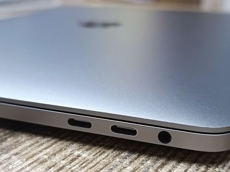 MacBook Pro (13 - inch,-2018) + Magic Mouse 2