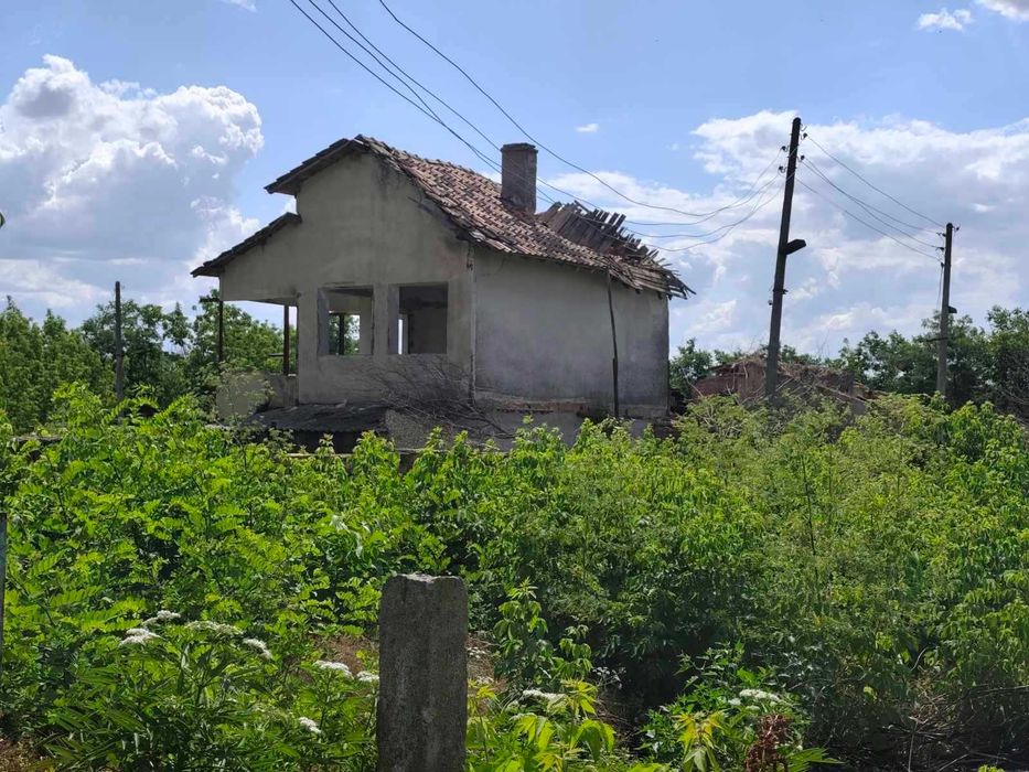 Двуетажна къща в Ломница