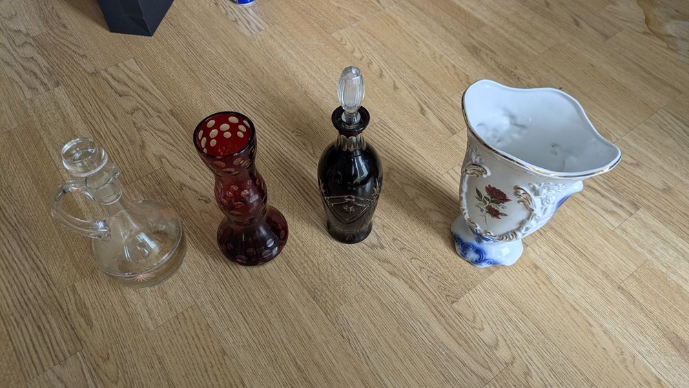 Vand Vesela Veche din Portelan si Sticla