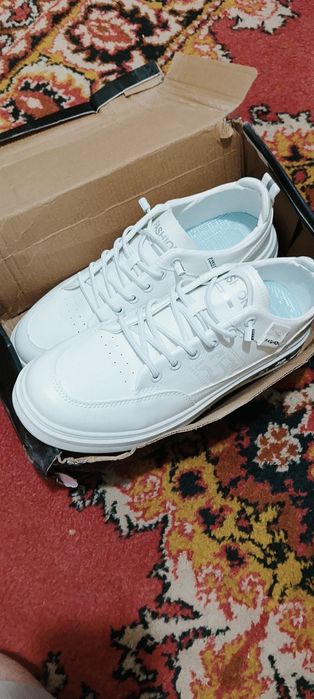 Продам кроссовка Белого цвета