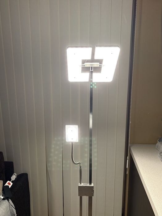 Настолна лампа (въртящи глави)