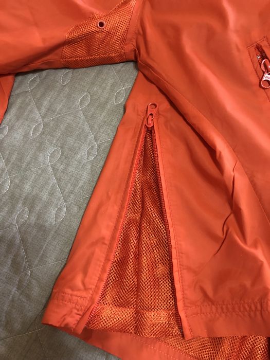 Продается ветровка.