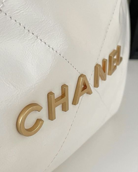Дамска чанта Chanel – бяла, елегантна визия