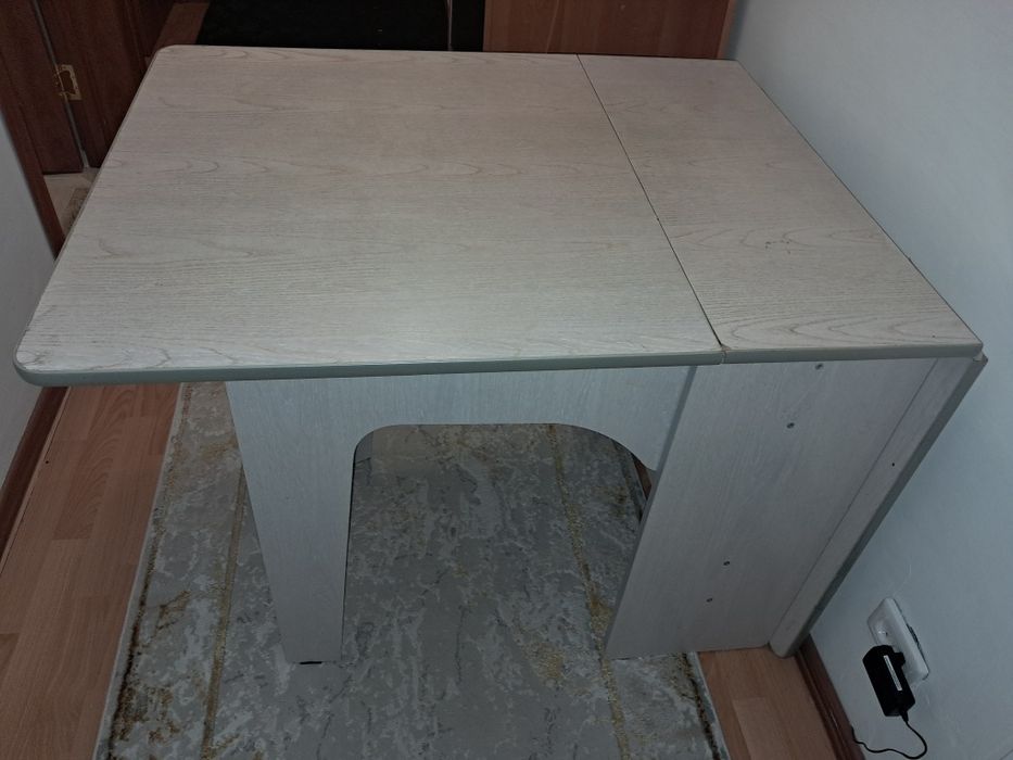 Продам стол книжку