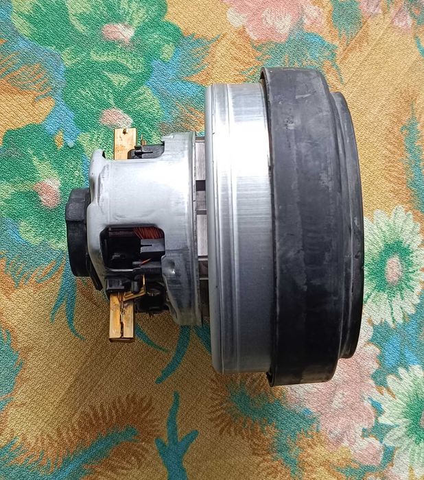 Електромотор за прахосмукачка PANASONIC 1200 W с 2 гумени уплътнения.