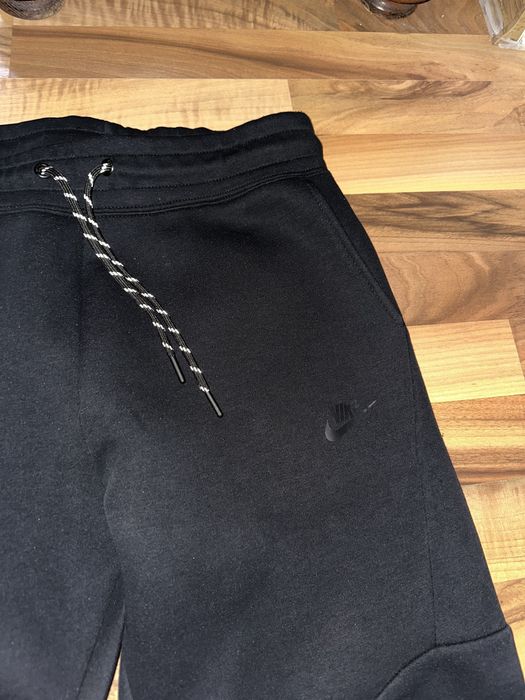Vand Pantaloni Nike Tech