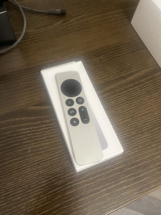 Продавам два медийни плейъра Apple TV – с дистанционни и един кабел