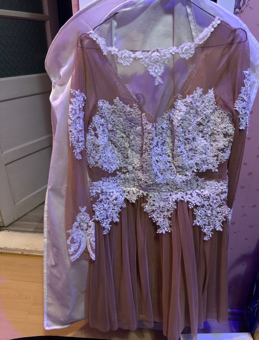 Vand rochie nude cu dantela alba