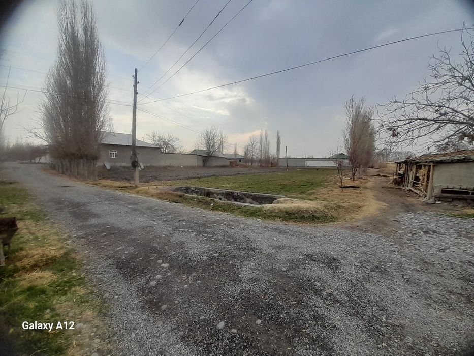 Сотилади ,курилиш учун енг кулай ва тинч жой