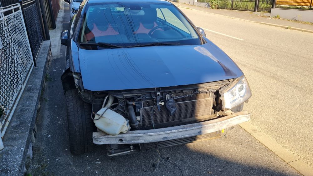 Vând Renault Megan 2 CC avariat față