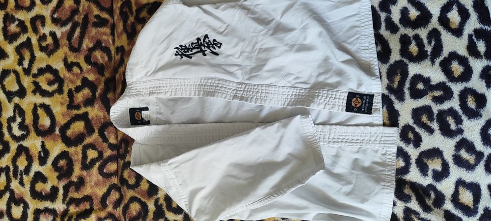 Продам костюм для карате детский