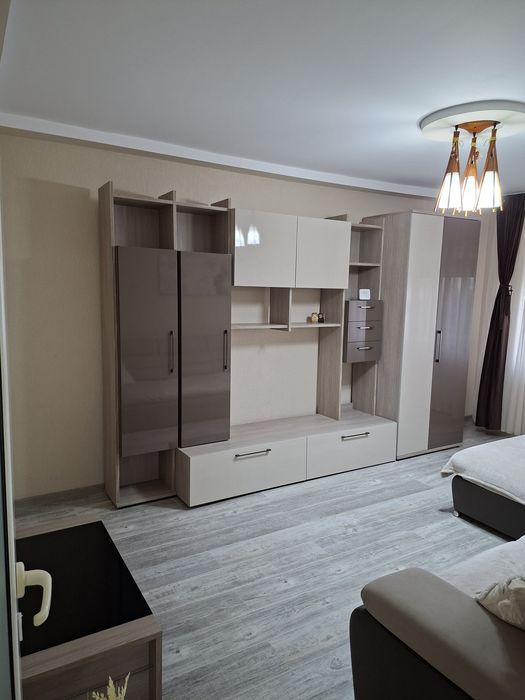 Ofer spre inchiriere apartament cu 2 camere cf.1  decomandat