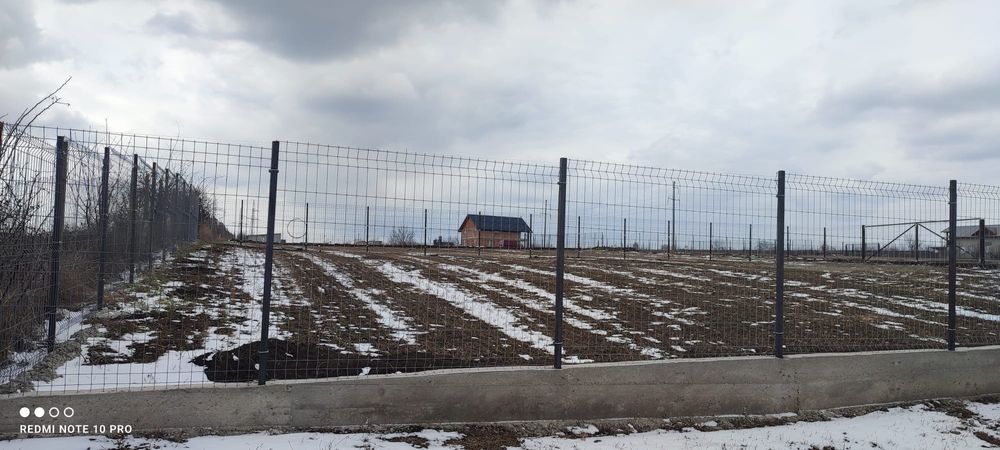 Vând pământ intravilan