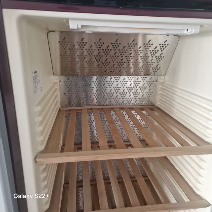 Витрина за вино LIEBHERR