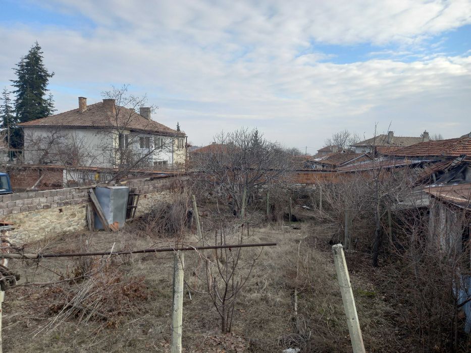 Къща с двор супер център с.Елшица