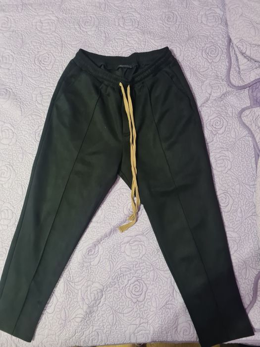 Vând pantaloni băieți.