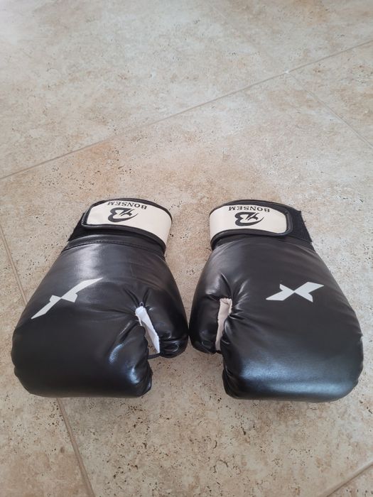 Vând mănuși de box
