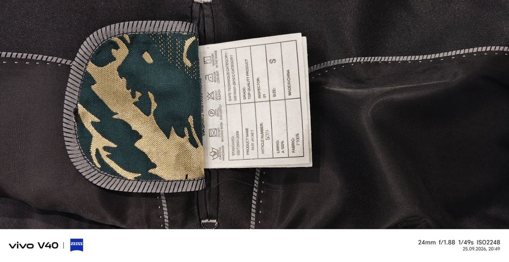 Продам костюм за шоколадку