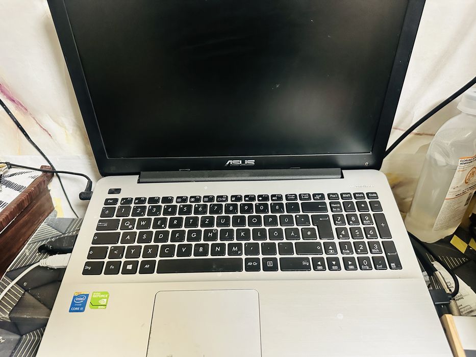 Vand leptop i5 8 gb ram stare perfecta