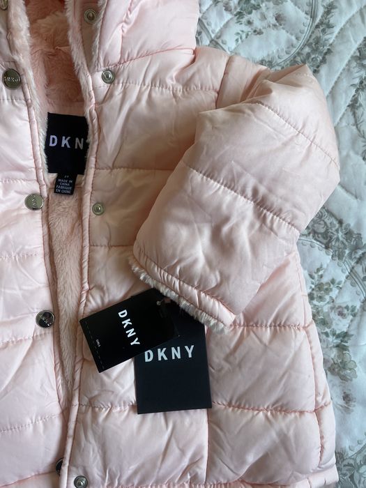 Детко яке DKNY цеят праскова за 2 години момиче